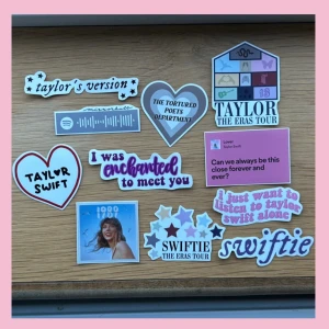 Taylor swift klistermärken 💝 - Klistermärken med Taylor Swift 🤍🍓 8 kr/styck eller mängdrabatt! Frakt (frimärke 18 kr)! 
