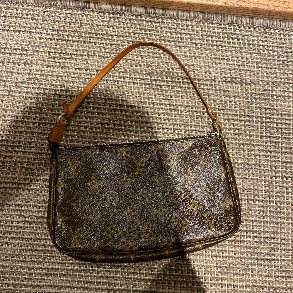 Intressekoll på denna Louis Vuitton väska i fint skick. Har lite fläckar på insidan (se bild). Dustbag och kort från ”what goes around comes around”medföljer (vintage sida). Väskor.