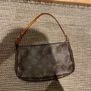 Intressekoll på denna Louis Vuitton väska i fint skick. Har lite fläckar på insidan (se bild). Dustbag och kort från ”what goes around comes around”medföljer (vintage sida)