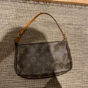 Loui Vuitton väska - Intressekoll på denna Louis Vuitton väska i fint skick. Har lite fläckar på insidan (se bild). Dustbag och kort från ”what goes around comes around”medföljer (vintage sida)