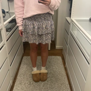 Kjol - Säljer denna super fina blommiga kjolen från Gina Tricot💕 sitter super fint och bra på mig som i vanliga fall brukar ha storlek M🤗