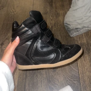 Isabell marant skor - Säljer dessa ❣️likande❣️Isabell marant skor då dem var lite för stora för mig , använda ett få tal gånger. Storlek 40 men sitter som en storlek 38!