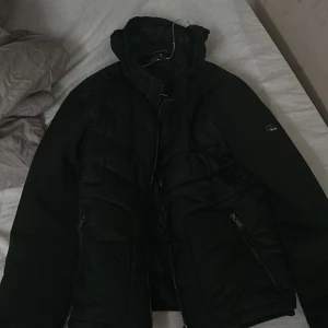 Yes zee jacka  - Hej säljer min vår jacka jätte fint skick 