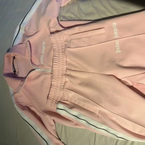 Palm angels tracksuit rosa - Köpt från flannels för ungefär 8000kr Har kvitto och även paketet. Tröjan är m men passar s. Byxorna är i s.