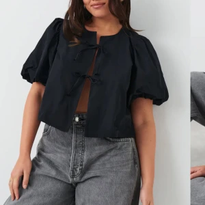 Ginatricot topp - Slutsåld söt topp / kofta från ginatricot med ballong / puff ärmar. Köpt för 499kr men tyvärr endast använd 1 gång. Postar spårbart via postnord och betalning sker via Swish. 💛