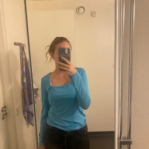 Blå långärmad  - Blå långärmad tröja från vero moda, strl M, använd ca 4 ggr. Normal i storlek 