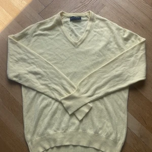 Tjocktröja - Gul tjocktröja från lord & tarlo(???) köpt på second hand men bara använd ett fåtal gånger. Skriv för fler bilder/tvättråd!