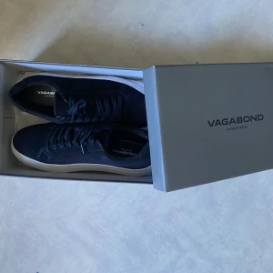 Vagabond Sneakers Herr - Oanvända Vagabond Paul 2.0 Sneakers i storlek 42.  Nypris 1400 kr på Vagabonds egen hemsida Säljer pga för stor storlek. Pris går att diskutera!