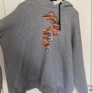 Hoodie - Supersnygg peak performance hoodie. Har en liten gul fläck högt upp på ryggen och en liten rosa fläck på luvan men inget man tänker på