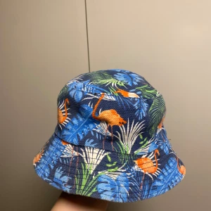Fiske hatt - Fiskehatt med mönster, köpt på marknad, oklart vilken storlek