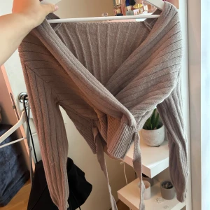 Omlott tröja - Fin rosa/brun stickad tröja, oanvänd. Mjuk i materialet.  Köpare står för frakt 📦 