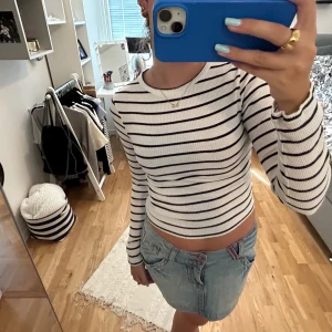 Randig tröja!! 🤍 - En superskön tröja ifrån h&m, i storlek xs. Hör av er vid frågor!! 🫶🏼