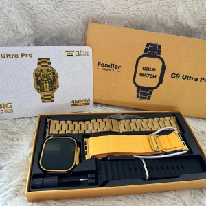 Fendior America G9 Ultra Pro Gold Watch - Fendior America smartwatch i Gold edition & strl 49 mm + Big 2,2 infinite display. Det medföljer 1x guld länk, 1x svart gummi band & 1x gult nato band + verktyg för att kunna förkorta/förlänga guld länk.