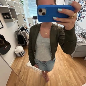 Asnygg bomberjacka  - En supernajs bomberjacka ifrån h&m, i storlek 32/xxs. Jackan är i ett riktigt bra skick, å den enda ”defekten” är att mina initialer är skriva på etiketten 💘 Hör av er för fler bilder!!