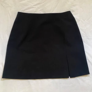 Kjol - Snygg vintage svart kjol med slits i sidan. Kjolen är i perfekt skick.