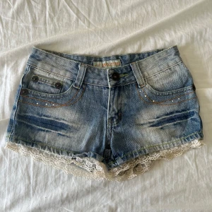 Lågmidjade shorts - Lågmidjade shorts, helt oanvända. Storlek S, (Passar inte mig, därav ingen bild på finns).  35 cm rakt av i midjemått