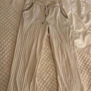 Intimissimi mjukis! - Jätte fina pyjamas/ mjukis byxor från intimissimi💗 De har små fläckar på baksidan av ena benet (bild 2)💗