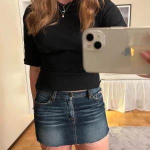 jeanskjol - jätte snygg jeanskjol från gul & blå som jag klippt av själv💘 så himla snygg, står L i storleken men den sitter perfekt på mig som har S. 39 cm tvärs över midjan, bara att höra av er vid fler frågor ❤️priset kan diskuteras vid snabb affär