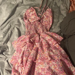 Jättefin klänning - Jättefin och somrig klänning säljer den är lite för liten för mig vid brösten skriv för mer info elr prisförslag 