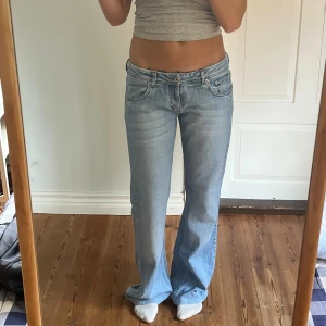 Lågmidjade vintage jeans  - Lågmidjade vintage jeans.  Jag på bilden är 170cm.  Midjemåttet: 40cm (rätt över )  Inerbenslängd: 82cm Inga defekter 💕 använd dig utav köp nu