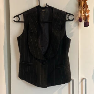 Väst - Supersnygg väst från Eve, köpt secondhand. 