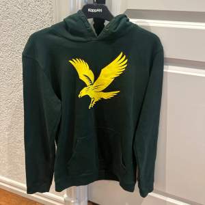 En grön lyle & scott hoodtröja junior, 14-15y, köpt på kids Brand store Aldrig använd 