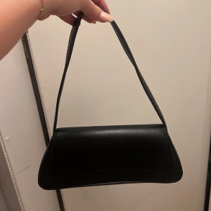 Svart axelremsväska från Gina Tricot  - Fint skick