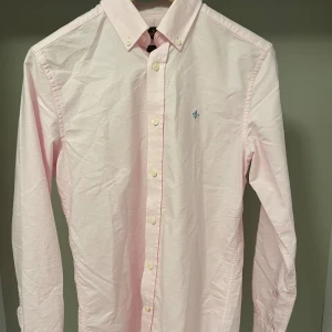 MORRIS SKJORTA  - Riktigt fet rosa Morris skjorta. Passar perfekt till sommarn. Använd 5 gånger. Skick 9/10.
