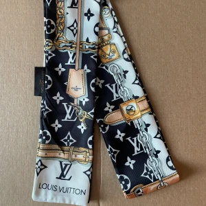 Louis Vuitton bandeau  - Säljer nu min Monogram Confidential Bandeau från Louis Vuitton. Endast använd 2 gånger så den är som ny!  Kan mötas upp i Stockholm. Skriv gärna för frågor😊