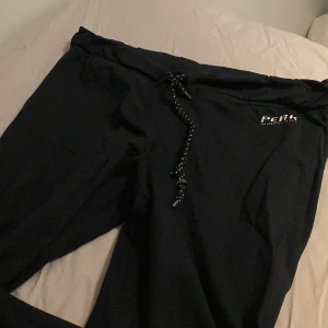 Peak träningsbyxor  - Träningsbyxor, man kan dra åt benen längst ner om man vill få till någon form