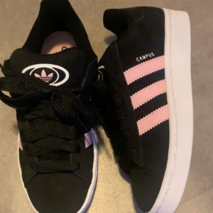 Adidas campus 00s  - Säljer dessa nya rosa Adidas campus 00s skor som jag änvänd ungefär 5 gånger. Storleken är 39 och skorna kommer med boxen. Skriv till mig vid intresse 