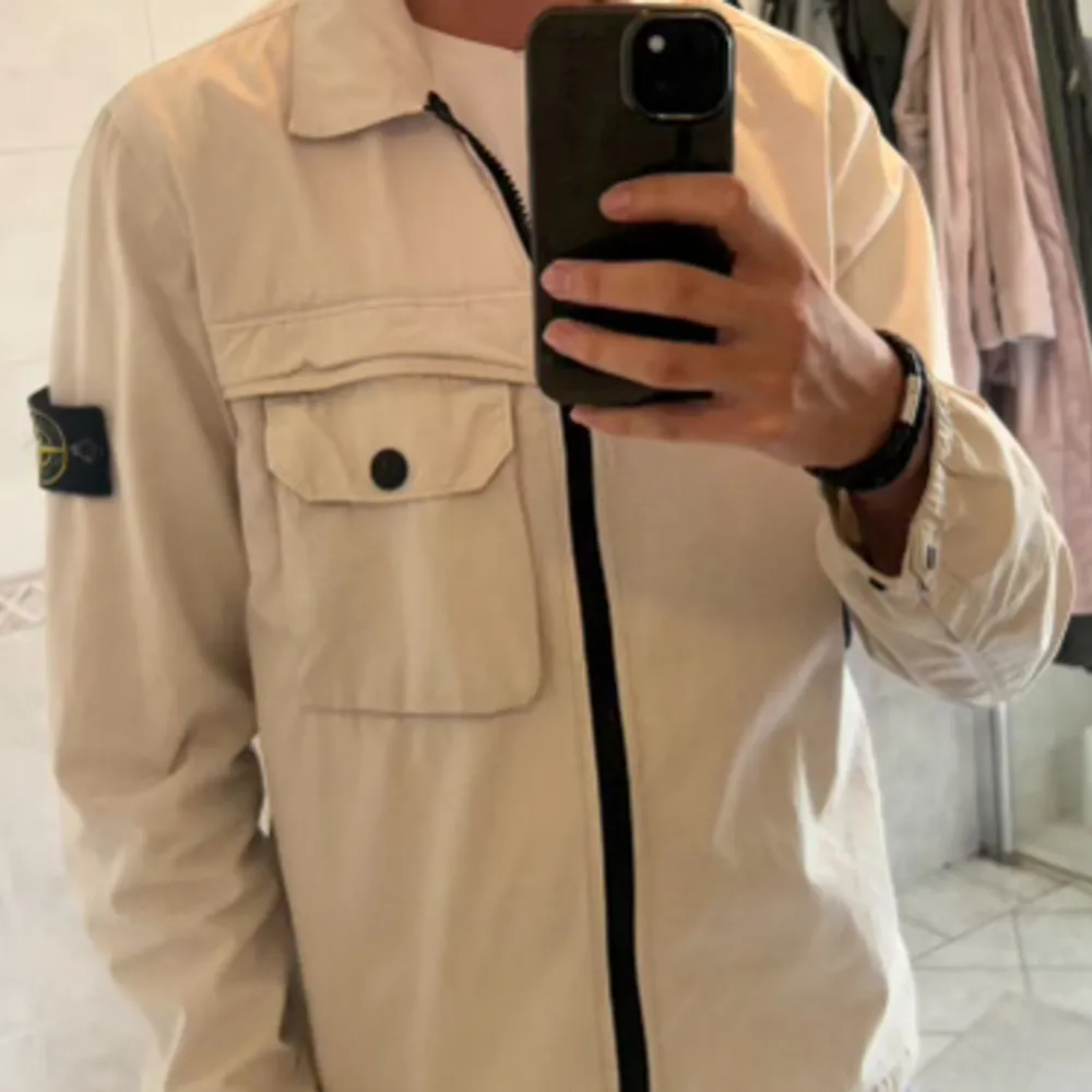 Säljer min killes Stone Island overshirt då den inte kommer till användning tyvärr. Såklart äkta! Storlek M men passar även S hyfsat väl. Bara att skriva till mig vid fler frågor . Jackor.