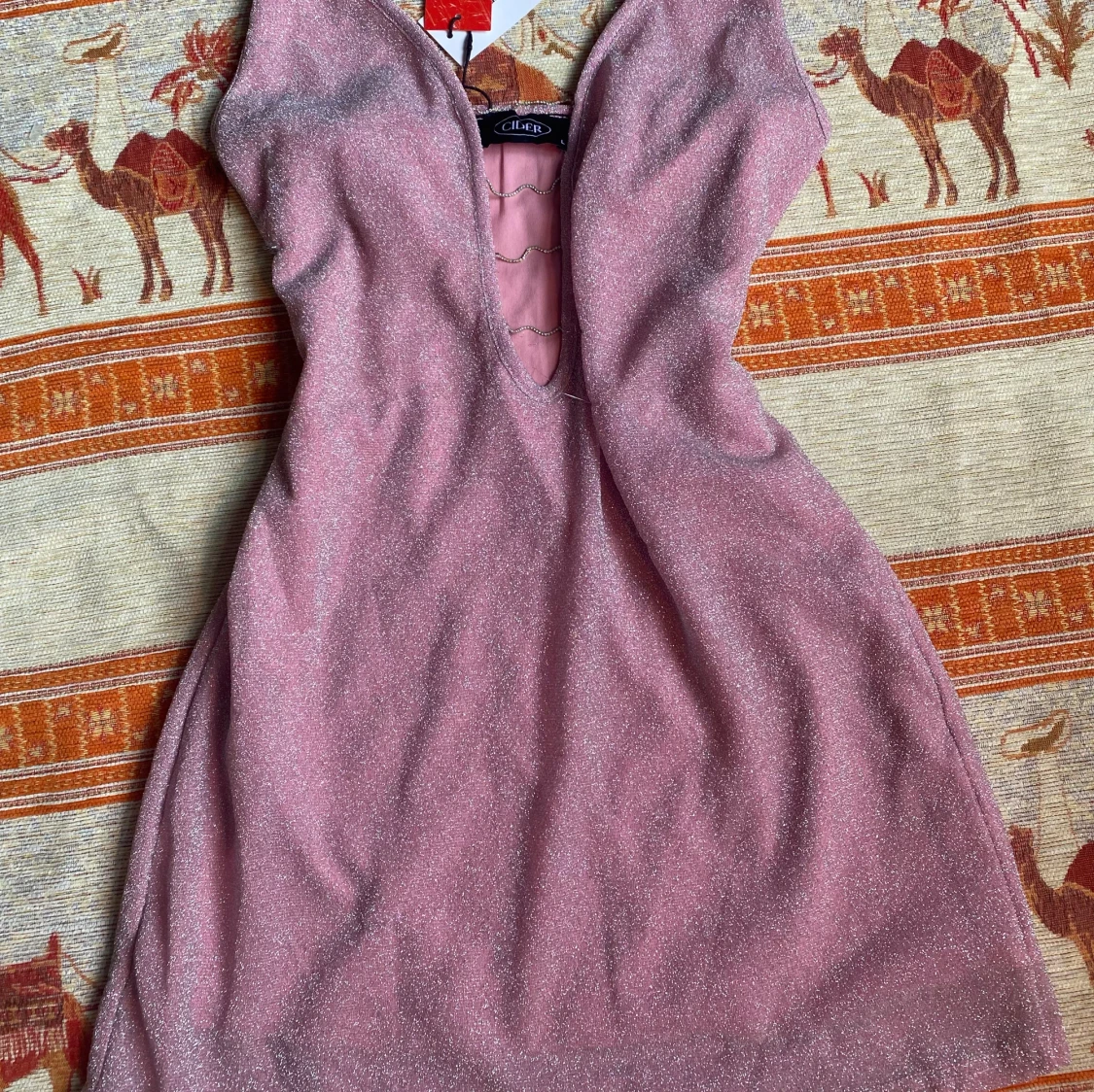 Ljusrosa glittrig klänning med rhinestone detaljer