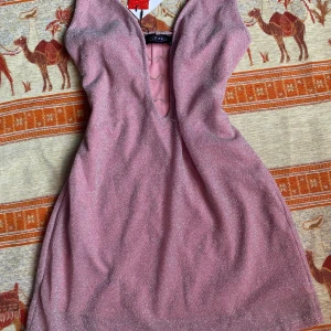 Ljusrosa glittrig klänning med rhinestone detaljer - Jätte söt ljus rosa klänning med dubbla lager (inte genomskinlig) och jätte fina rhinestones 🌸  Storlek: L  Endast provad🎀  Skriv gärna om ni har några fler frågor 💕