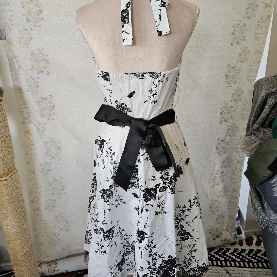 Vit och svart blommig klänning - 90