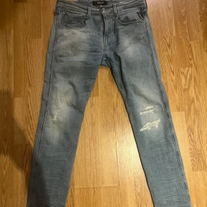 Replay jeans  - Tja säljer dessa  feta Replay med slitningar ( en del av modellen) skicket på byxorna är 10/10 