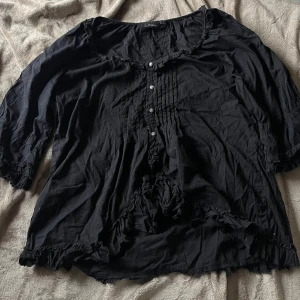Svart blus - Svart tunika som jag sytt om till en blus. Storlek 42 men passar mig som brukar ha storlek 38 i tröjor.