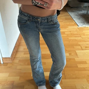 Jeans - Säljer dessa superfina lågmidjade jeans från Brandy Melville!!❣️