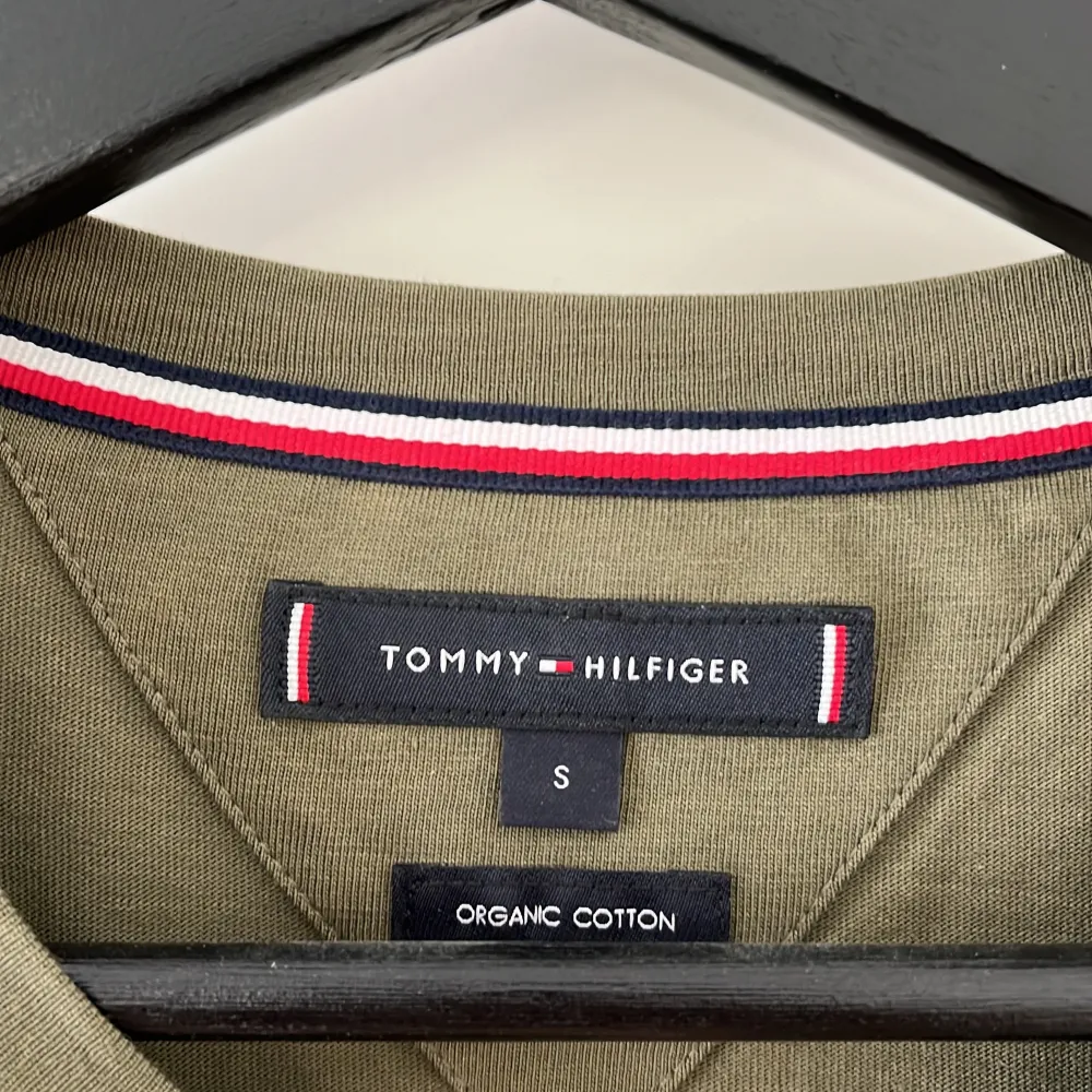 Superfin t-shirt från Tommy Hilfiger i fin militärgrön färg. Storlek S herr. Helt oanvänd men saknar lapp, i perfekt nyskick!. T-shirts.