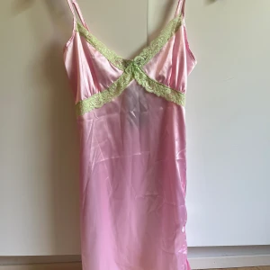 Söt silkig klänning med prislappen kvar - Söt silkig klänning med liten slits på ena sidan. Ny med etiketten kvar!
