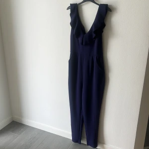 Byxdress  - Festlig byxdress med volang upptill. Fint skick. 
