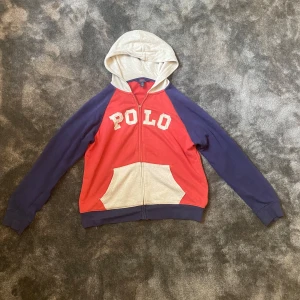 Polo Ralph Lauren Zip hoodie - Polo Ralph Lauren zip hoodie i storlek 160 vilket motsvarar cirka XS i vanlig storlek! Skick 7/10 inga större skavanker. Kontakta vid minsta fundering! Pris går att diskutera💫 Modellen på bilden är 180cm