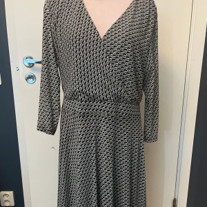 Omlottklänning från Esprit - Omlottklänning från Esprit, använd 1 gång. Strl XL