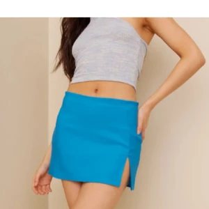 Minikjol - 1 helt oanvända minikjolar från Nelly. Tyvärr är den lite för stora på mig. Jag brukar bära storlek Xs, så skulle säga att de passar nån med storlek S.💕