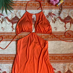 Orange somrig klänning  - Jätte fin känning i orange, justerbara band och stretchigt tyg!  Minns ej vart den är köpt. Endast provad 🧡 Storlek: S