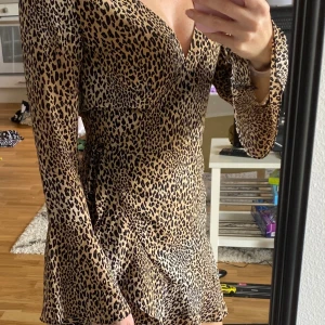 Leopardmönstrad omlottklänning  - Passar någon med Stl XS/S Mina mått är 84/68/92