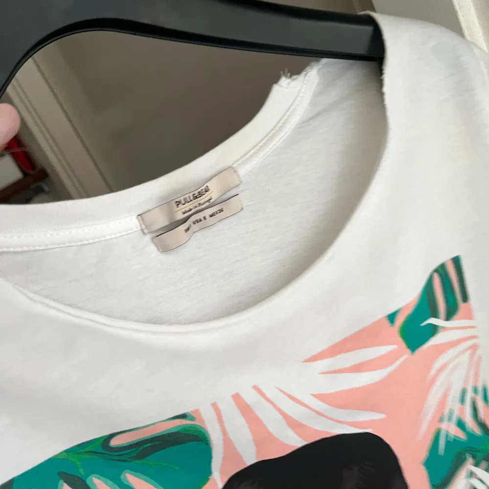 Så snygg croppad t-shirt från Pull & Bear med färgglatt tryck, som är i jättefint skick! Storlek S. Boxig passform och avklippt vid halsringningen, ärmsluten och i nederkant. 💘. T-shirts.