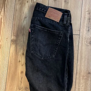 Levis 501 Jeans - Levis Jeans 501 Storlek: 31/32 Extremt fint skick! Använda fåtal gånger. Skick: 10/10 Går att diskutera paketpris om det även finns intresse för andra annonser jag har ute!!💸