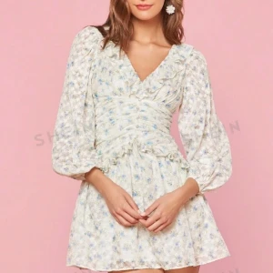 Blommig klänning  - Säljer denna jätte fina klänningen, har använt en gång och är i nyskick.💗💗