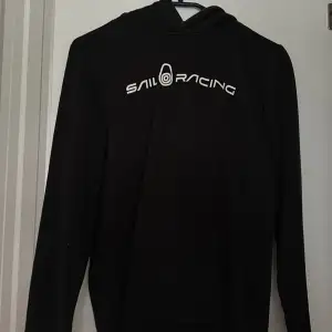 säljer min sail racing hoodie som är i fint skick men för liten, inte använd så mycket så det syns knappt att den är använd